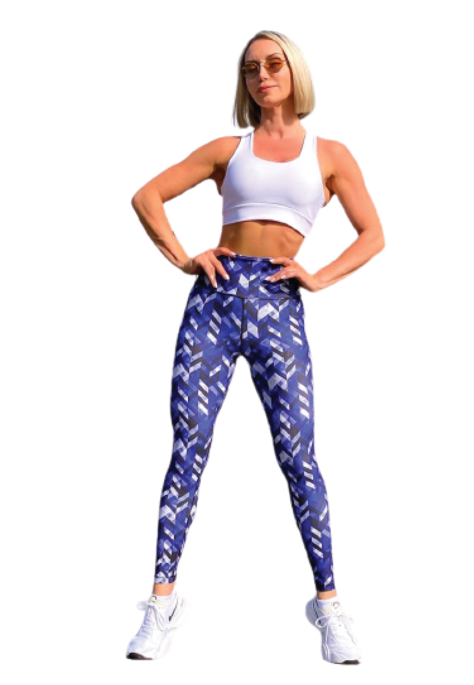 Eine Person in einem weißen bauchfreien Top, blau-weiß gemusterten Leggings mit hoher Taille von Lismina und einer Sonnenbrille steht selbstbewusst da.